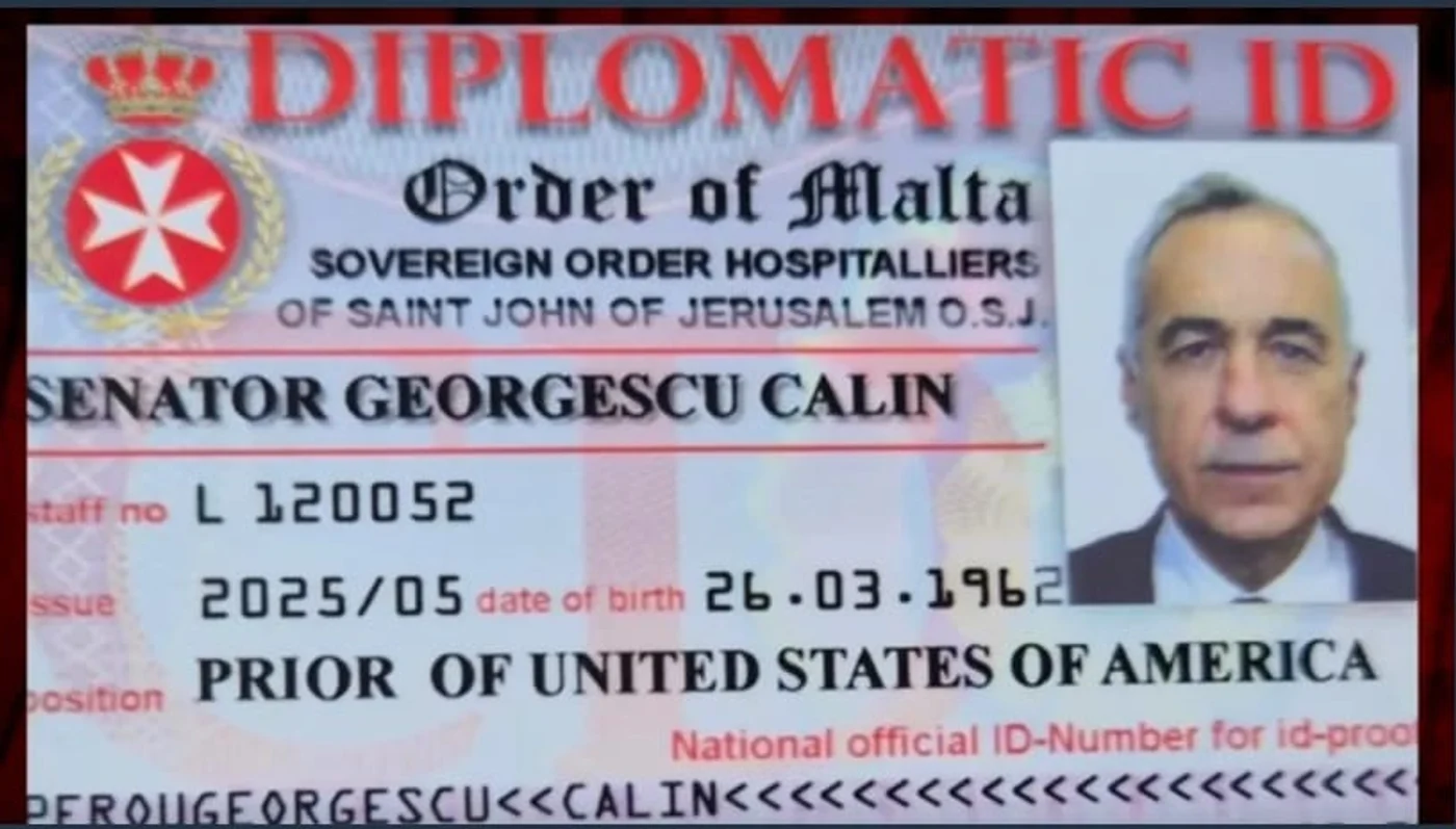 Legendă foto: Presupusa „legitimație diplomatică” pe numele lui Călin Georgescu, prezentată în spațiul public în ziua perchezițiilor DIICOT. Pe document apar titulaturile „Senator” și „Prior of United States of America”. Sursa foto: captură România TV.