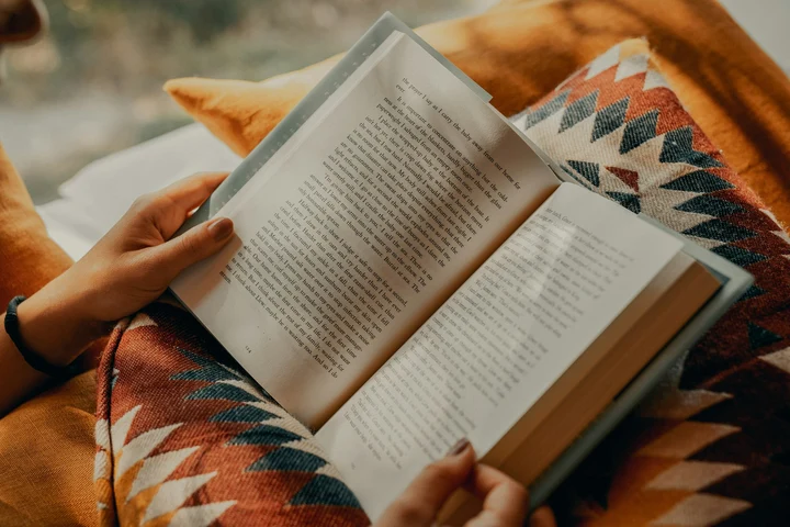 Ce citim vara asta? Recomandările Alice Books: Șase cărți, șase lumi. De la un thriller viral la o călătorie pe Via Transilvanica