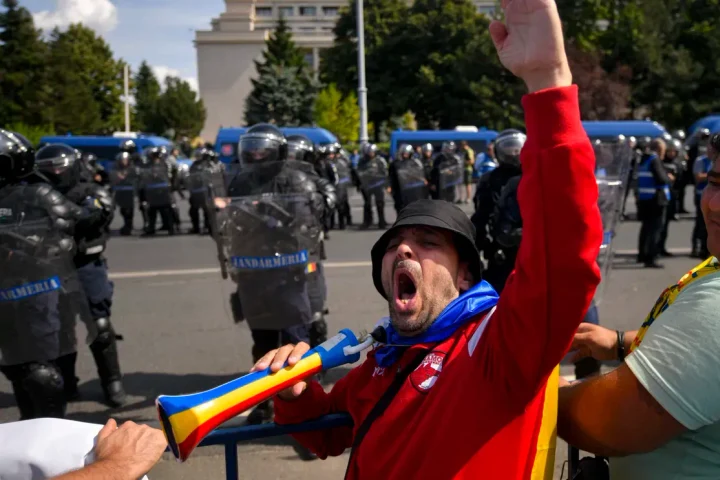 Descinderi în 15 județe după violențele de la protestul oierilor. 40 de „ciobani” sunt cercetați după atacurile din Piața Victoriei