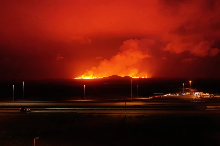 Erupție vulcanică în apropiere de Blue Lagoon în Islanda - VIDEO