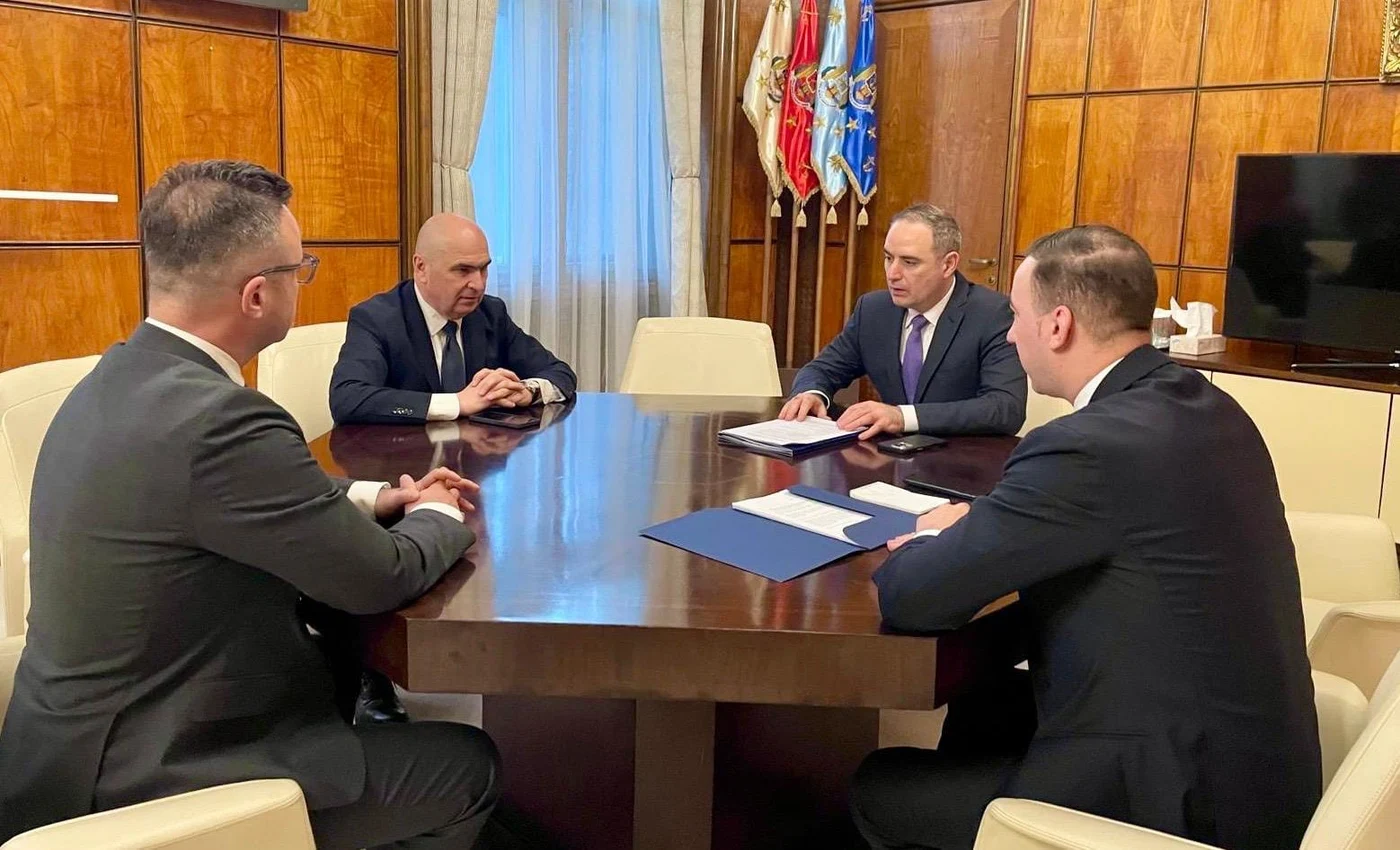 Ilie Bolojan, alături de Alexandru Nazare și Bogdan Ivan, într-o ședință de Guvern. Foto: Facebook