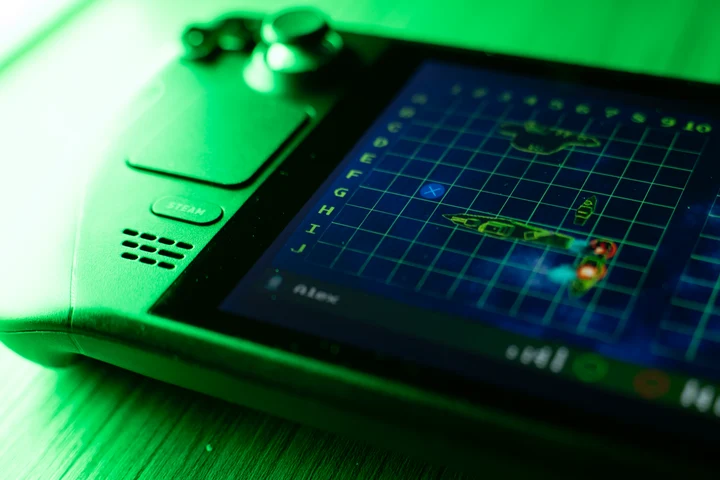 Îți mai aduci aminte jocul „Avioane” sau „Nave”? Un dezvoltator român îl readuce la viață pe Steam