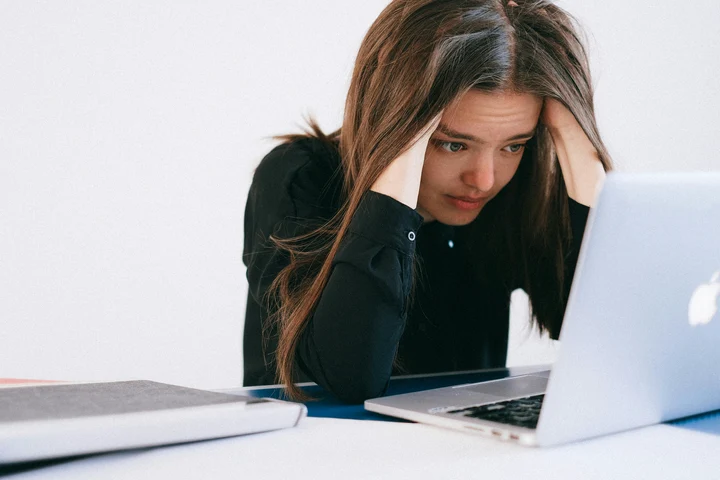 Criză psihologică provocată de interacțiunea cu Inteligența Artificială: Ce este „psihoza AI” și cum afectează oamenii vulnerabili?