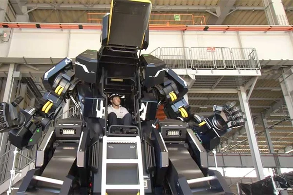 O companie japoneză a dezvoltat un robot "transfomer" pilotat de om: ARCHAX