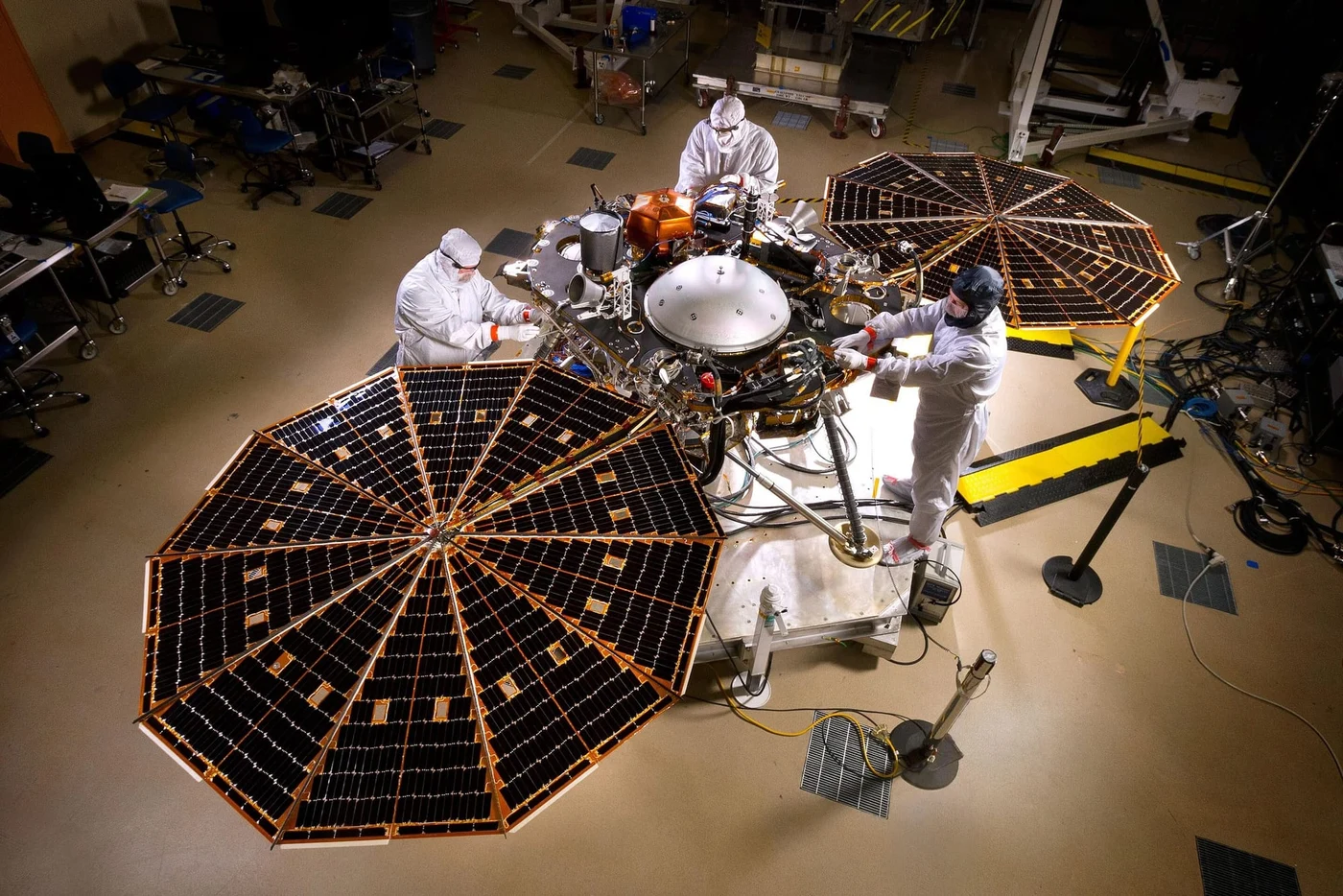 Proba NASA InSight cu panouri solare instalate într-o cameră curată în timpul testării înainte de zbor