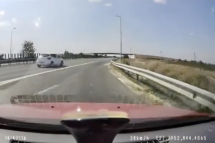 Un șofer a fost filmat pe contrasens pe A2, blocând banda de accelerare în mod periculos - VIDEO