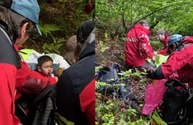 VIDEO Băiețelul dispărut în pădurile din Sibiu, găsit viu după aproape două zile. Salvatorii au izbucnit în aplauze când l-au văzut