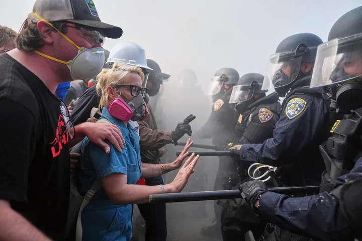 VIDEO: Violențele cresc în protestele din Los Angeles. Momentul în care un jurnalist a fost lovit cu un glonț de cauciuc