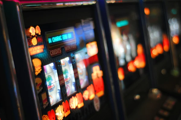 Victimă a jocurilor de noroc: agresiune, sechestrare și prostituție. Poliția a intervenit urgent: o tânără era să fie omorâtă în bătaie, după ce iubitul ei a pierdut banii la păcănele
