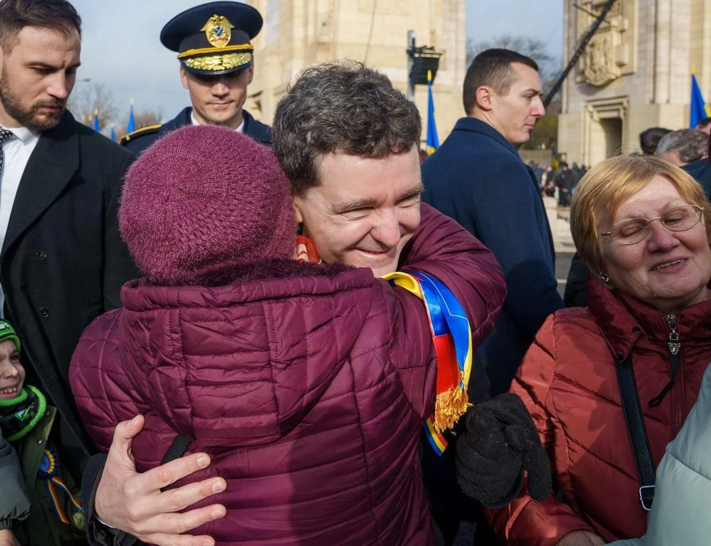 Nicușor Dan, alături de oamenii veniți la parada de 1 Decembrie