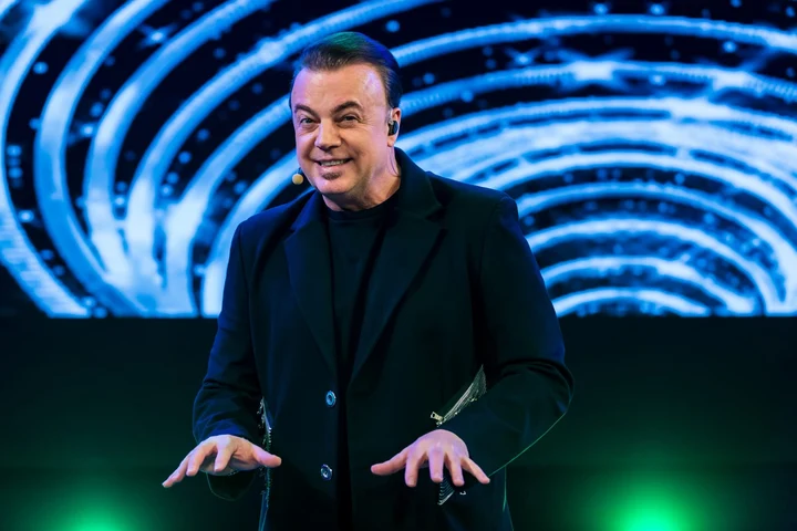 O viață în lumina reflectoarelor: Adrian Enache aniversează 60 de ani printr-un concert special