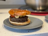 Călătoria globală a hamburgerului: Cum a devenit burgerul unul dintre cele mai populare feluri de mâncare din lume