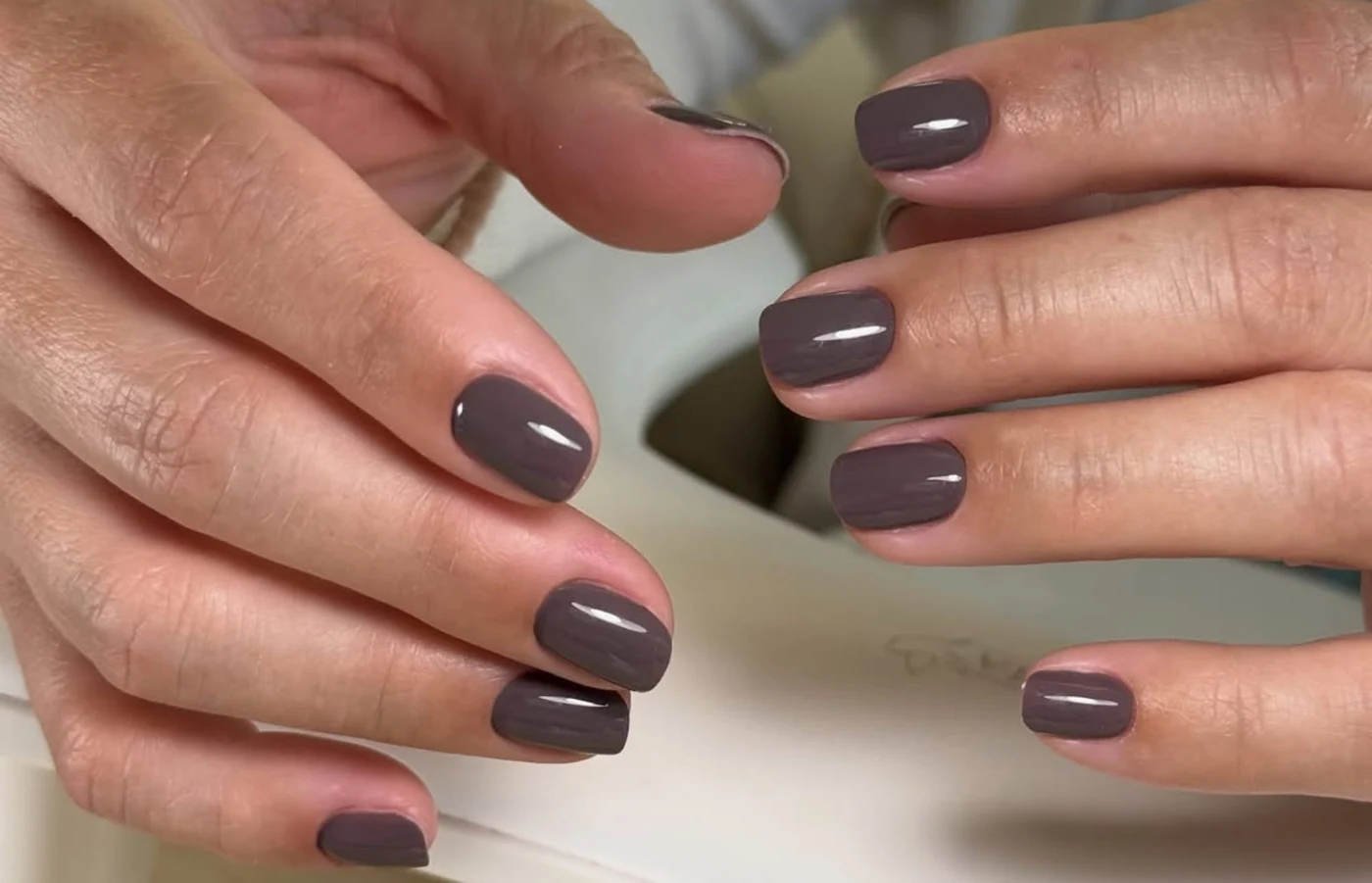 Simplu, discret, movul palid poate să aducă un plus apariției tale de sărbători. Foto: @s.ova.nails