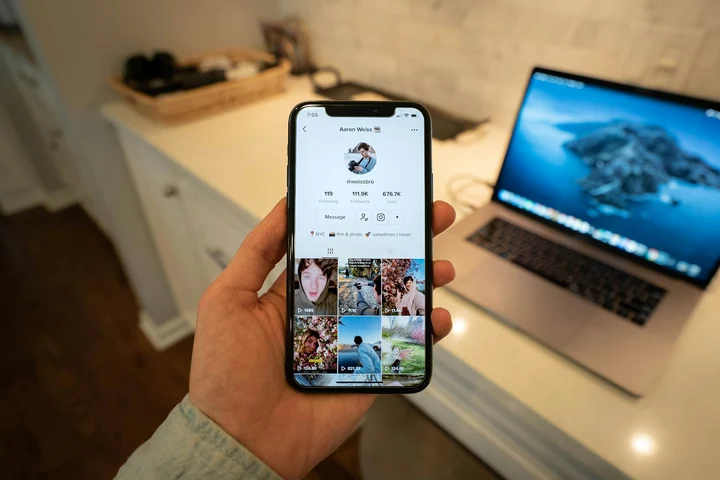 Ce s-a întâmplat cu bebelușul de trei luni și sora lui de 1 ani și 7 luni violați de părinți și puși pe TikTok