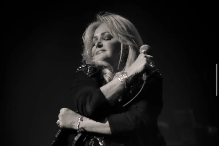A murit Bonnie Tyler. Vocea inconfundabilă a anilor ’80 s-a stins la 75 de ani