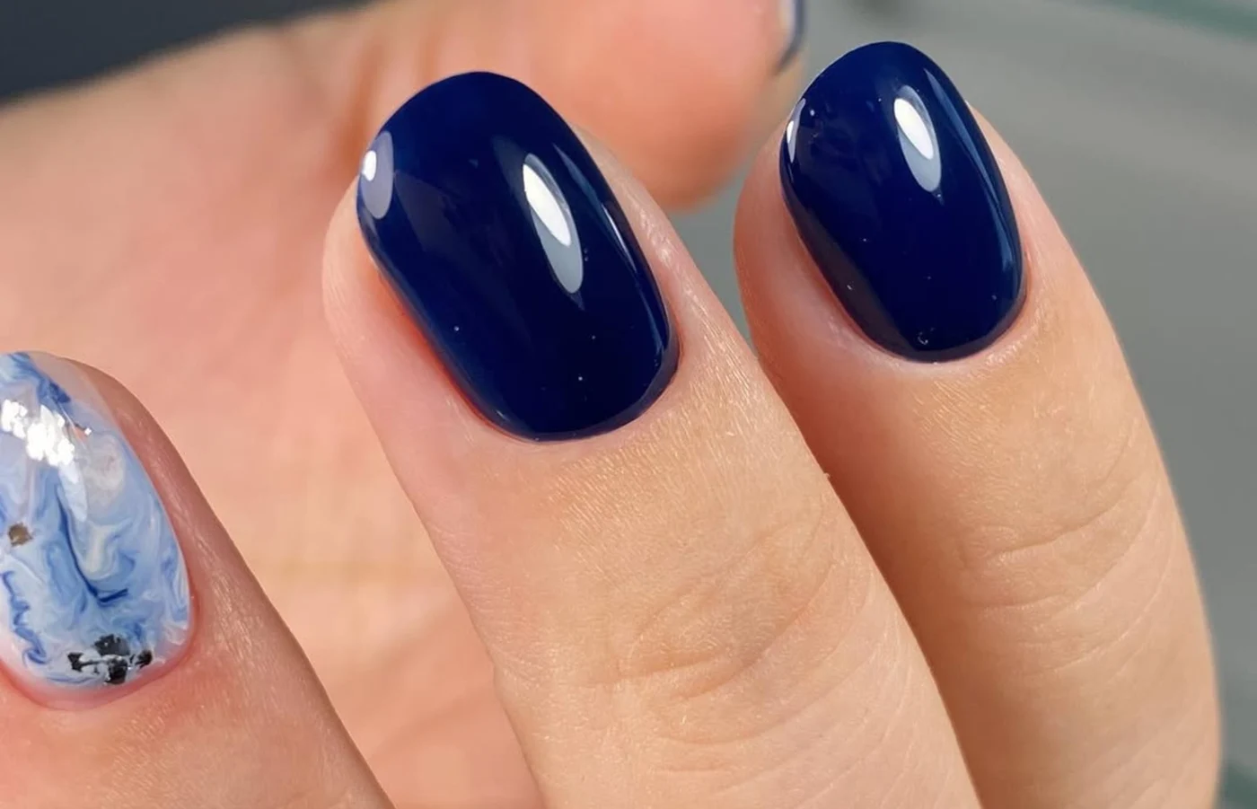 Culori reci precum albastrul atrag atenția datorită texturii. Aceste unghii n-ai cum să le ratezi, chiar și de la distanță. Foto: @s.ova.nails