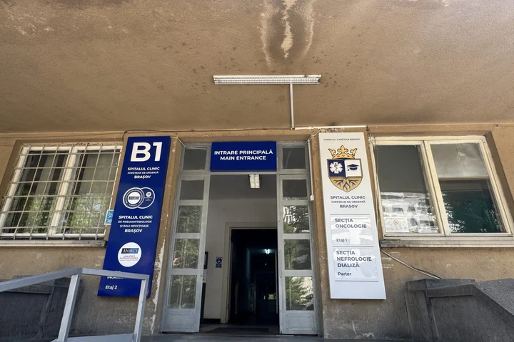 REPORTAJ | Bolnavi de cancer, tratați în saloane degradate la Spitalul Județean din Brașov. Mucegai, rugină și mizerie în mai multe zone: „Ne este frică să nu ne cadă tavanul în cap” FOTO/VIDEO
