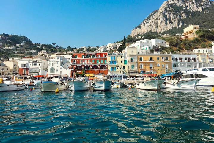 Cartea care te duce în Capri fără să pleci de acasă. Un turist este găsit mort în paradisul italian