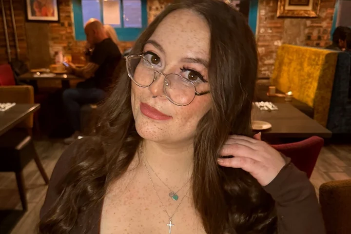 O tânără din Scoția suferă de o boală rară din cauza căreia îi cresc sânii încontinuu. Purta cupa B la doar 10 ani. Cum arată la 25 de ani