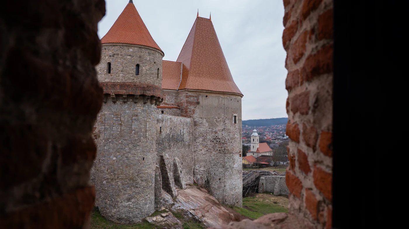 Castelul Corvinilor este în plină restaurare de ani de zile