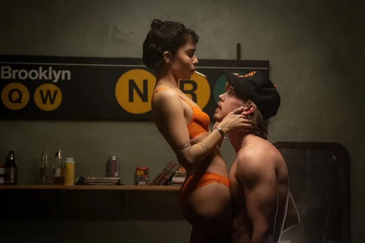Austin Butler, fugarul anilor ’90 din New York, îndrăgostit de Zoë Kravitz. Primul cadru din „Caught Stealing” — filmări cu incidente neplăcute: „Pentru personaj, totul este un coșmar”