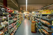 Franța obligă marile supermarketuri să doneze alimentele nevândute către oamenii săraci
