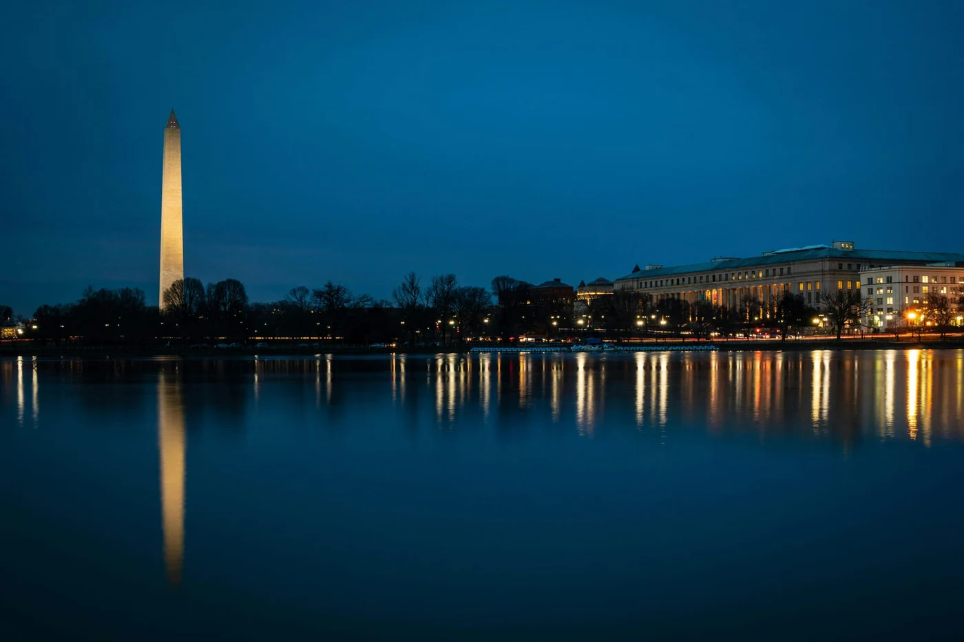 Washington Monument luminat noaptea