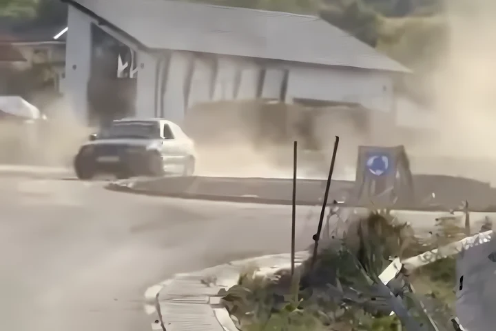 Ce a pățit un șofer care a fost filmat în timp ce făcea drifturi într-un sens giratoriu dintr-o comună clujeană? VIDEO