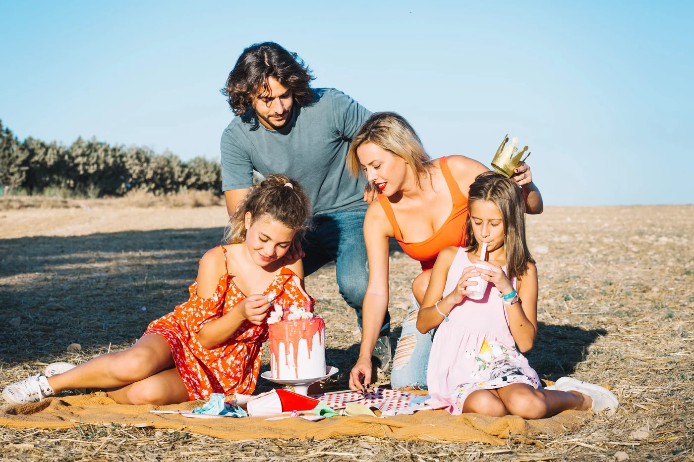 Familiile cu copii se pot bucura de oferte avantajoase în vacanța de Rusalii pe litoral. Image by freepik
