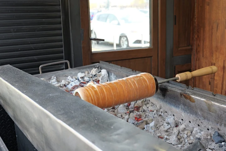 Când și unde a apărut deliciosul kürtőskalács, desertul transilvănean care a cucerit lumea