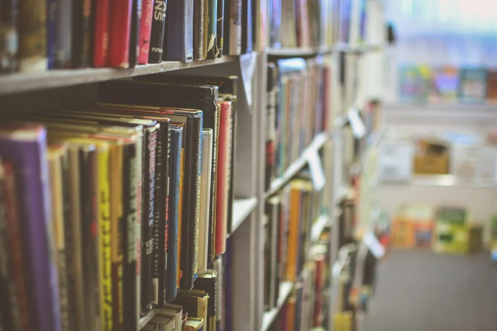 Copiii Brașovului rămân fără bibliotecă: decizia Consiliului Județean stârnește revoltă în comunitate: „O decizie șocantă, luată fără consultare publică”