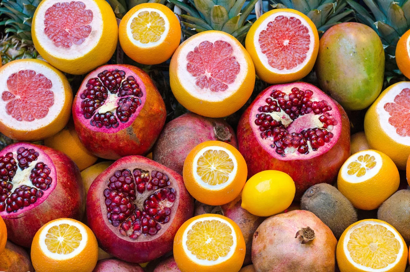 Consumul de rodie este recomandat mai ales după 50 de ani. Foto: Luke Michael / Unsplash