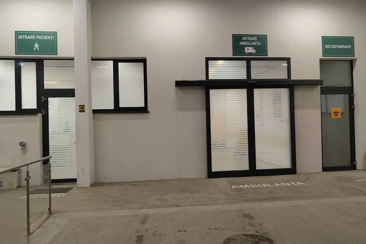 Acuzații grave la Spitalul Județean Brașov: Fostul director financiar și alți doi inculpați, trimiși în judecată pentru fapte de corupție legate de licitații trucate și contracte nejustificate