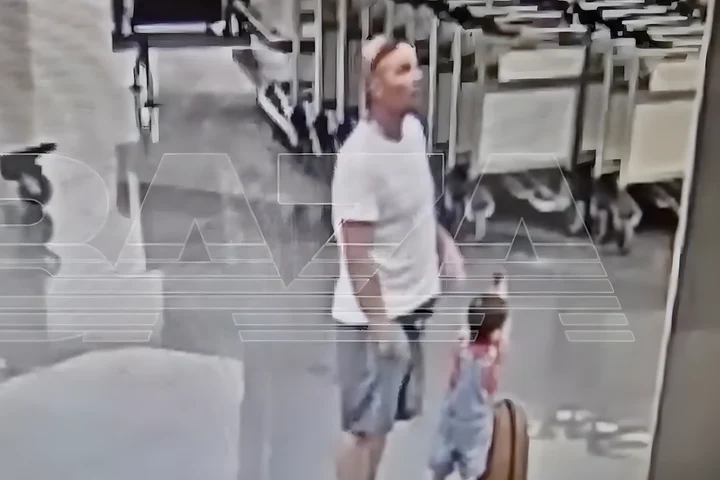 Un copil de 18 luni este în comă, după ce un bărbat l-a trântit de pământ într-un aeroport din Moscova.