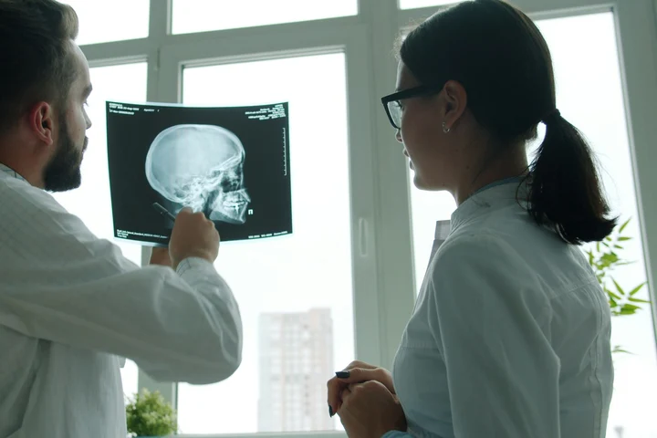 Scăderea hormonilor sexuali masculini poate favoriza dezvoltarea glioblastomului, un cancer cerebral agresiv, arată un nou studiu publicat în Nature