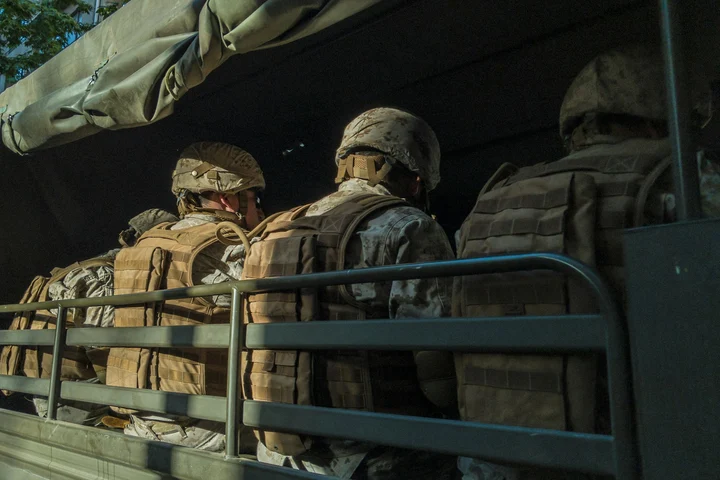 Cu câți bani vor fi plătiți românii lunar dacă se oferă să facă stagiu militar patru luni. La final vor primi și un bonus uriaș