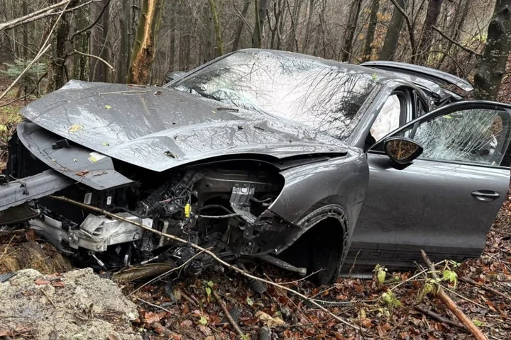 Accident grav pe drumul spre Poiana Brașov. Un Porsche de 100.000 de euro s-a rupt în bucăți printre copaci