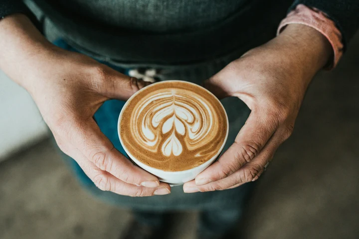 Ce trebuie să faci dacă îți bate inima mai repede după o ceașcă cafea