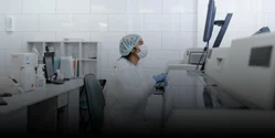 Marea Britanie lansează un studiu clinic pentru un nou vaccin mRNA împotriva cancerului pulmonar