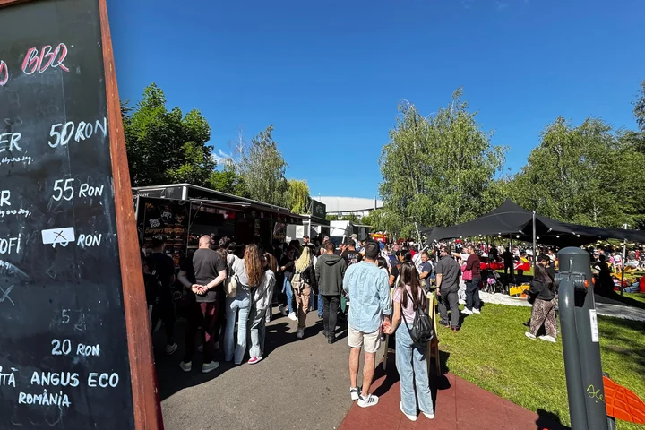 Prețuri imense și aglomerație la Street FOOD Festival Brașov: clătite la 30 de lei, burgeri la 50 de lei. Cât costă o apă plată?