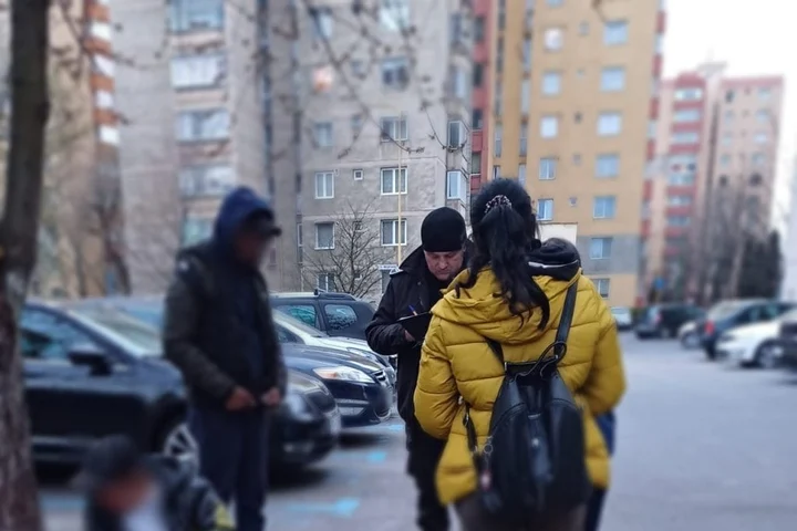 Petrecere printre deșeuri. Cum au „sărbătorit” câțiva brașoveni la marginea ghenelor pline ochi de gunoaie