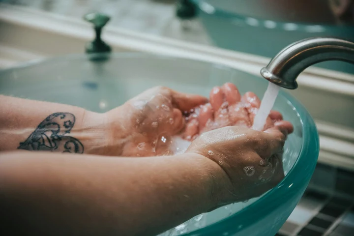 Ce este „mirosul de bătrân” care apare și de ce apare după 40 de ani. Cauza principală a mirosului și cum scapi de el