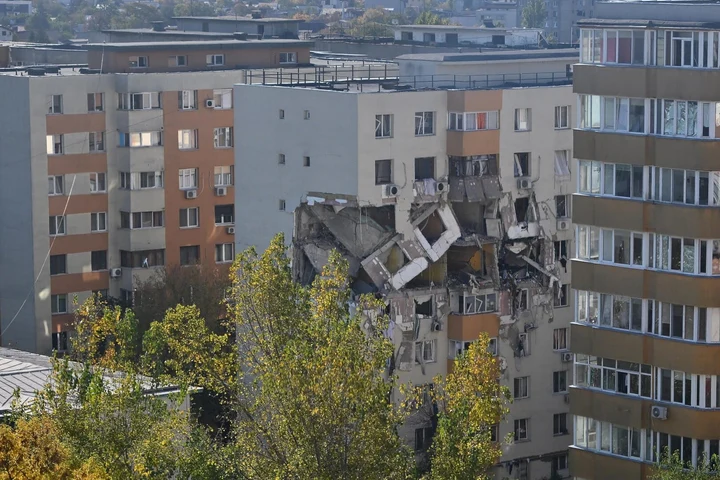Explozia din Sectorul 5: Anchetatorii au descoperit cabluri electrice lângă o țeavă de gaz fisurată. Ipoteza principală — acumularea de gaze pornită din exteriorul blocului