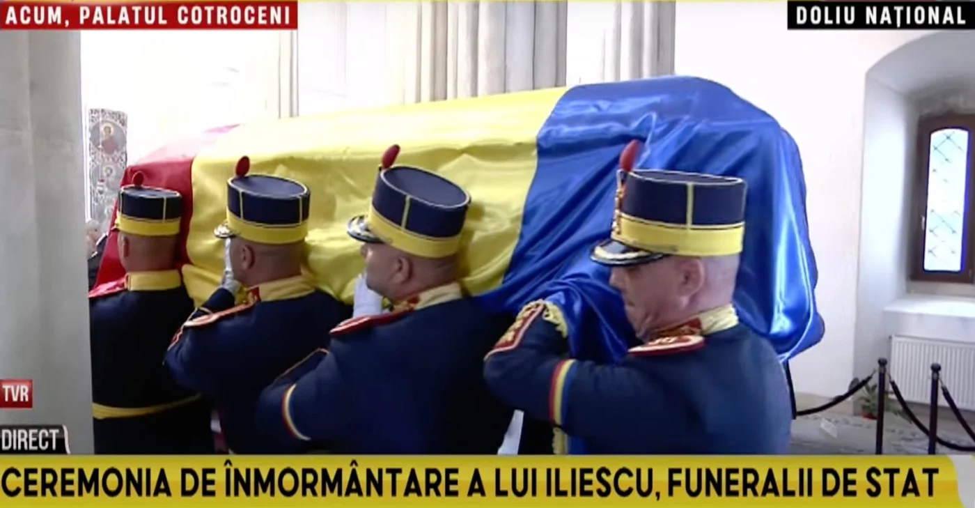 Sicriul lui Iliescu, purtat pe brațe către locul de veci