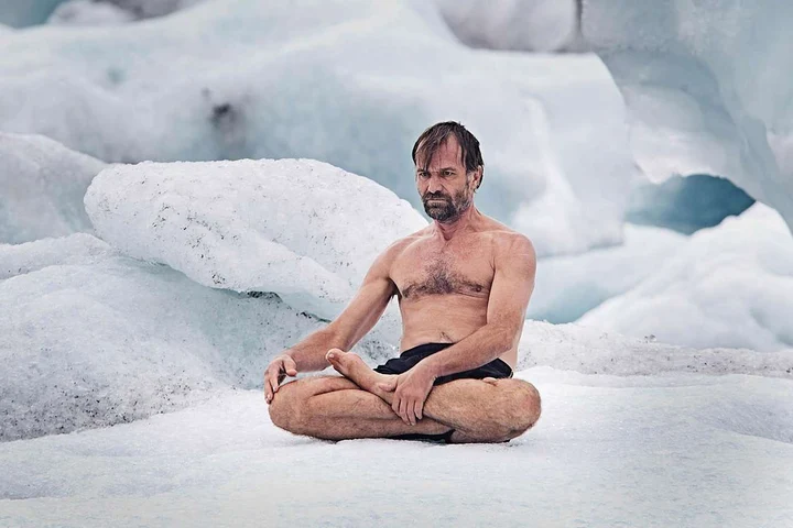 Faceți cunoștință cu „omul gheții” Wim Hof. Se cațără în pantaloni scurți, aleargă desculț prin zăpadă și înoată două ore sub gheață, la temperaturi cu multe grade minus