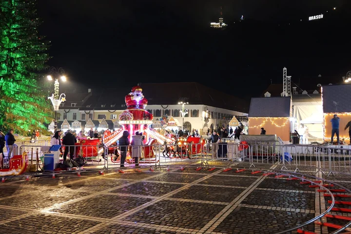 Brașov se pregătește de aprinderea luminițelor de Crăciun. Cum arată orașul acum și când se deschide Târgul de Crăciun din Brașov în 2025?