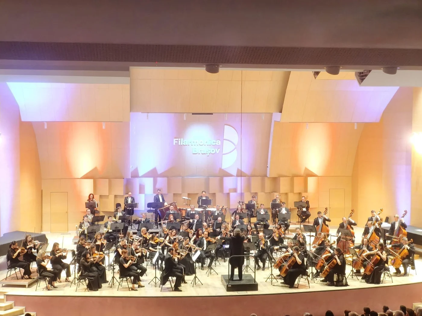 Cristian Oroșanu și orchestra Filarmonicii Brașov. Foto: Iosif Trif