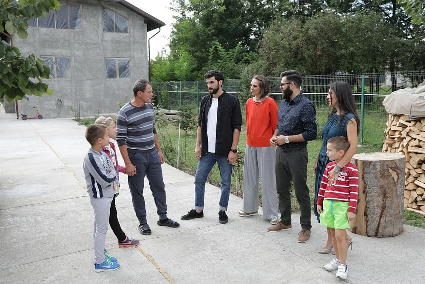 Echipa Visuri la cheie și familia Popa, la momentul întâlnirii în Vărbilău, județul Prahova