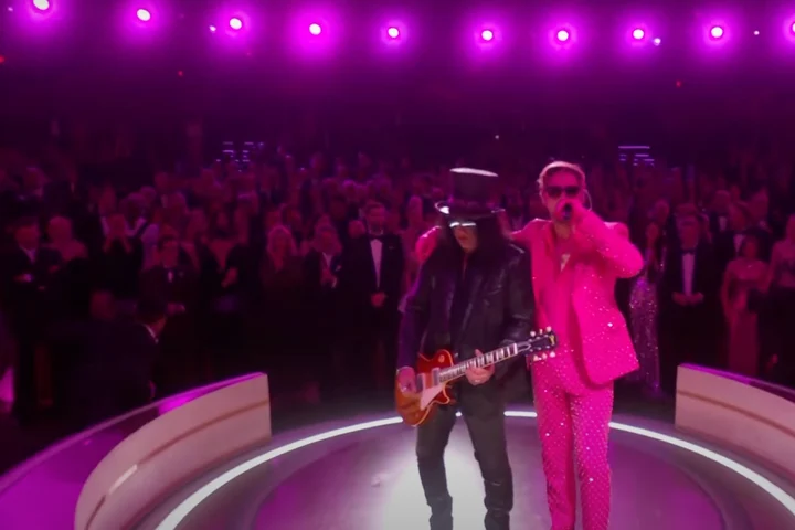 Apariția electrizantă a lui Ryan Gosling la premiile Oscar. A cucerit audiența cu melodia „I'm Just Ken”. Slash de la „Guns and Roses” a urcat cu el pe scenă