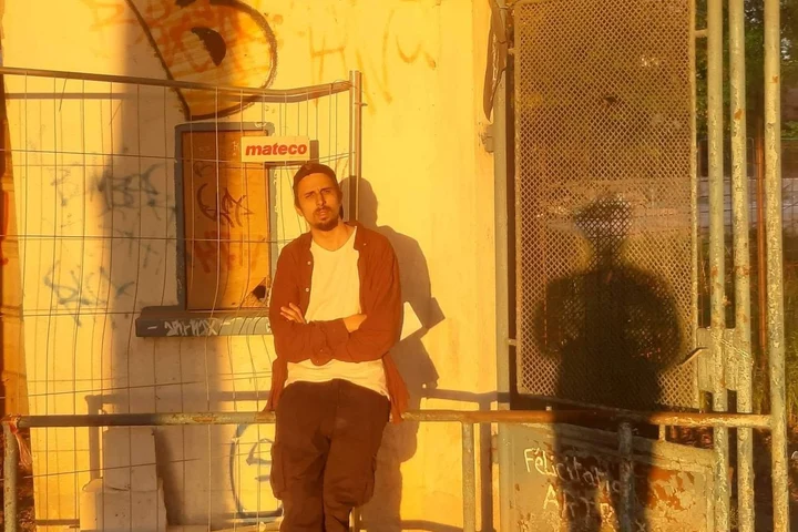 INTERVIU | Pictează acolo unde alții văd doar ruine. Povestea lui Nicolae Romanițan, artistul care dă o nouă viață relicvelor istorice pe care le transformă în opere de artă